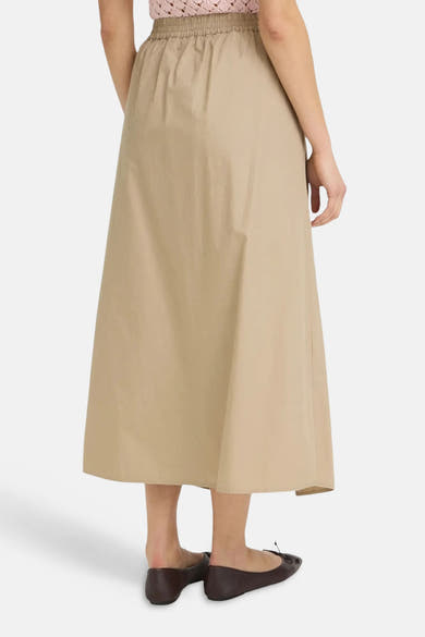 Jupe longue beige de Fransa avec taille élastiquée, vue de dos, portée avec un haut rose et des ballerines marron.