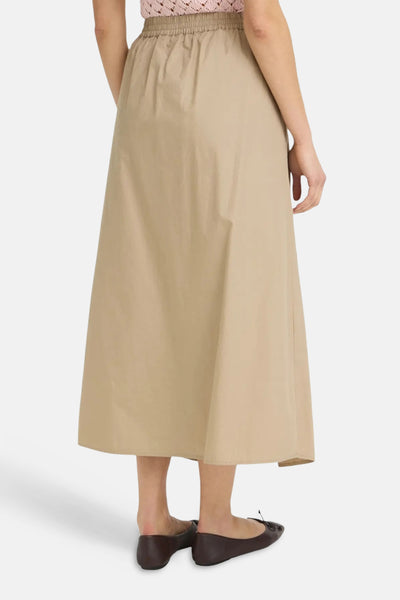 Jupe longue beige de Fransa avec taille élastiquée, vue de dos, portée avec un haut rose et des ballerines marron.