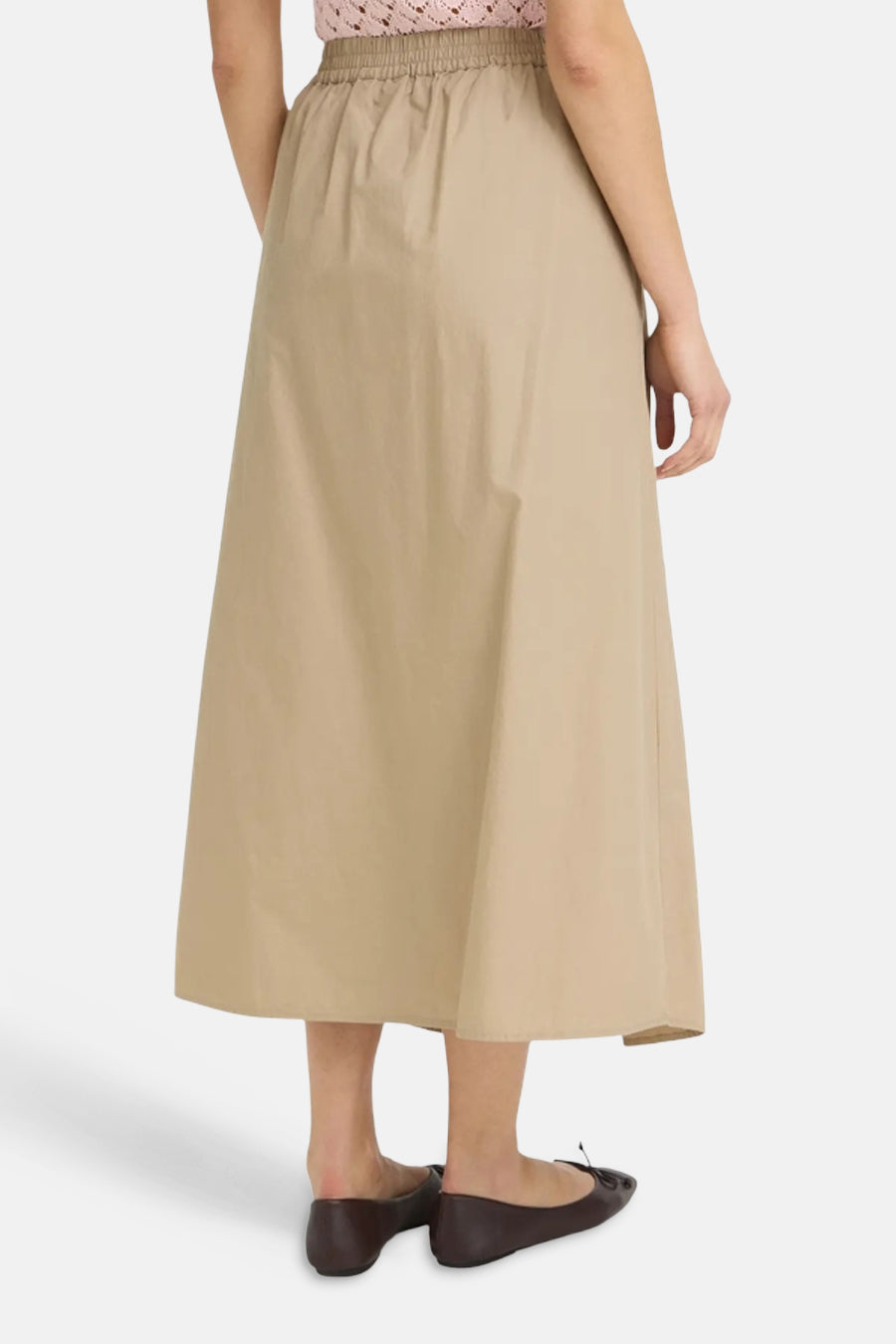 Jupe longue beige de Fransa avec taille élastiquée, vue de dos, portée avec un haut rose et des ballerines marron.