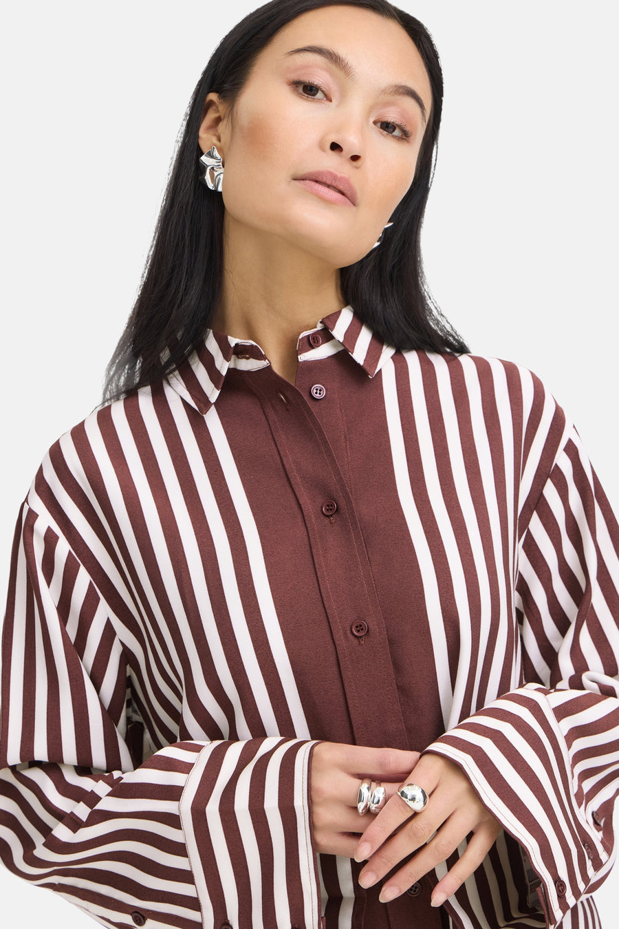 Chemise à manches longues multicolore à rayures verticales marron et blanches par Fransa®, vue de face, boutonnée, avec col classique et poignets ajustés.