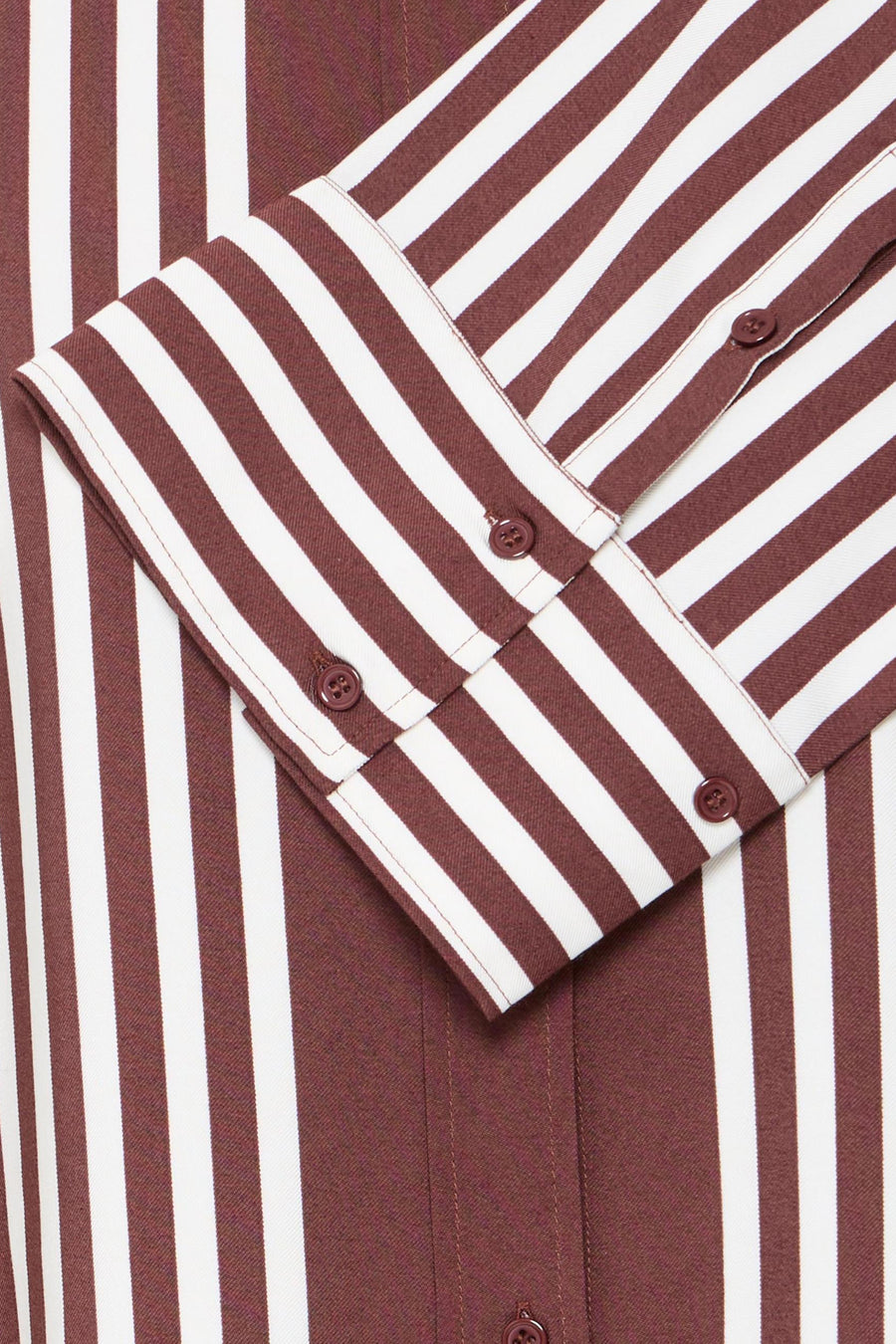 Chemise à manches longues multicolore à rayures verticales marron et blanches, par Fransa®, détail de poignet boutonné en vue rapprochée