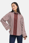Chemise à manches longues multicolore à rayures verticales marron et blanches par Fransa®, boutonnée, vue de face sur modèle portant jeans foncés.