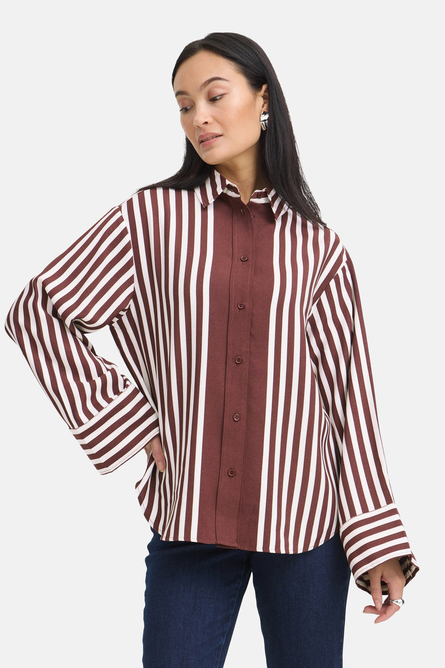 Chemise à manches longues multicolore à rayures verticales marron et blanches par Fransa®, boutonnée, vue de face sur modèle portant jeans foncés.