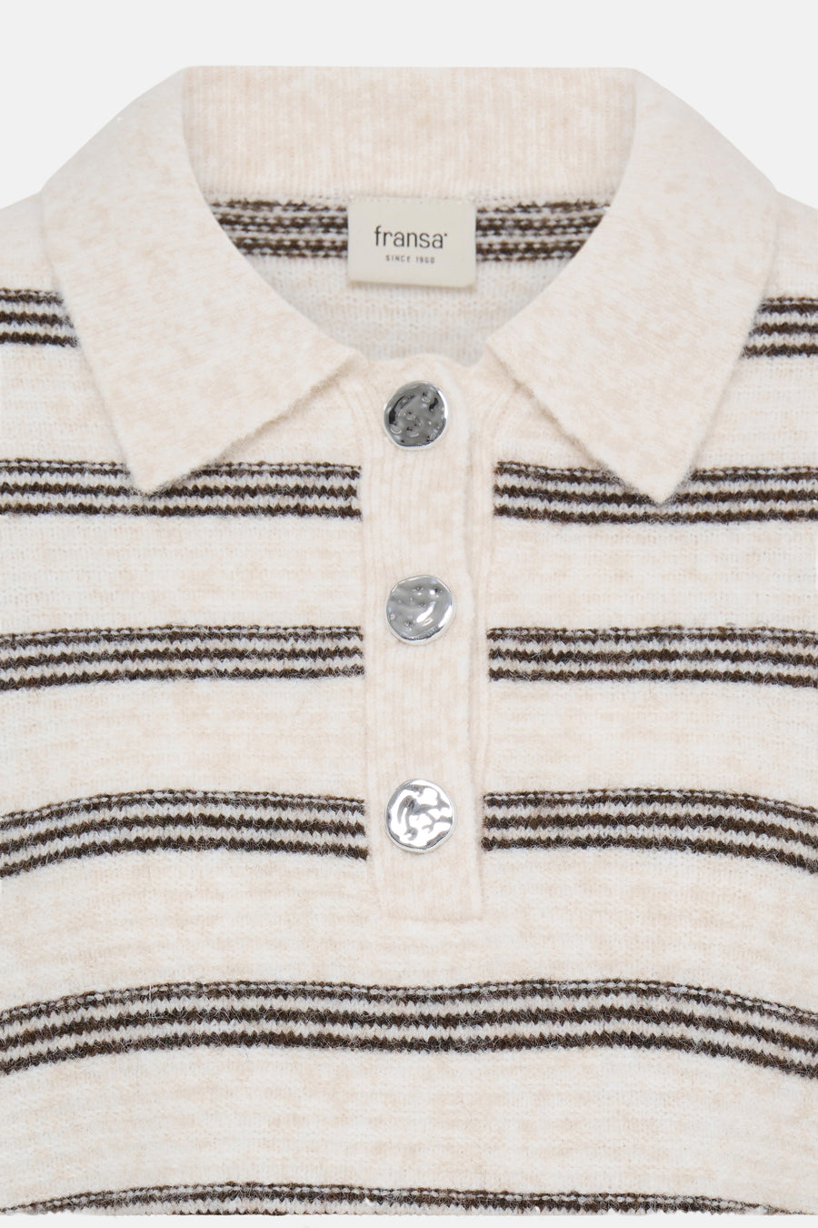 Pull multicolore à rayures marron et crème, col boutonné avec boutons argentés, par Fransa®, texture tricotée douce, vue rapprochée.