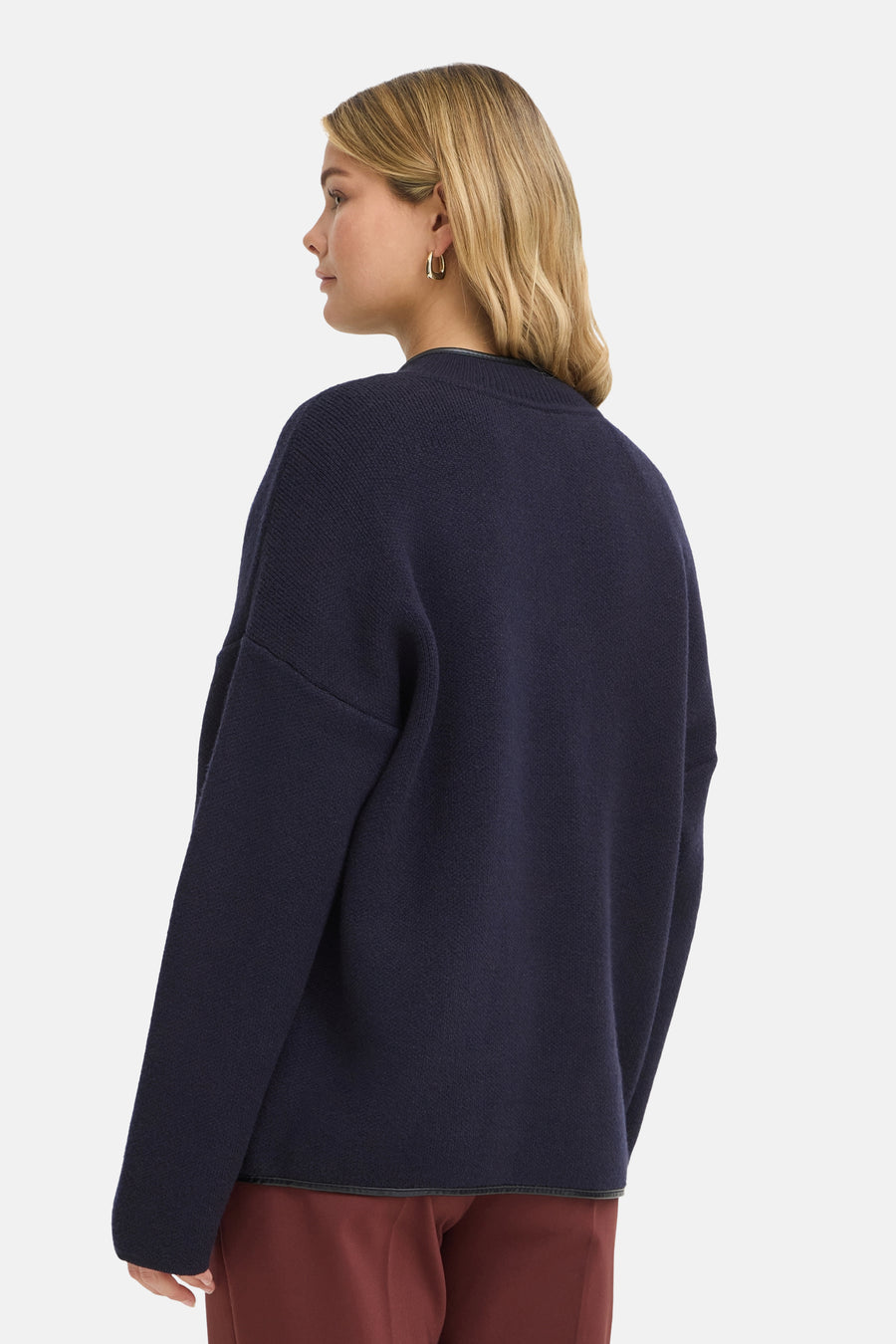Gilet bleu marine en maille épaisse de Fransa®, vue arrière, coupe ample, bordure contrastée au col et bas