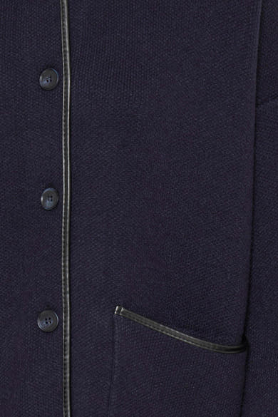 Gilet bleu en tricot texturé par Fransa®, boutons métalliques et bordure contrastante, vue rapprochée