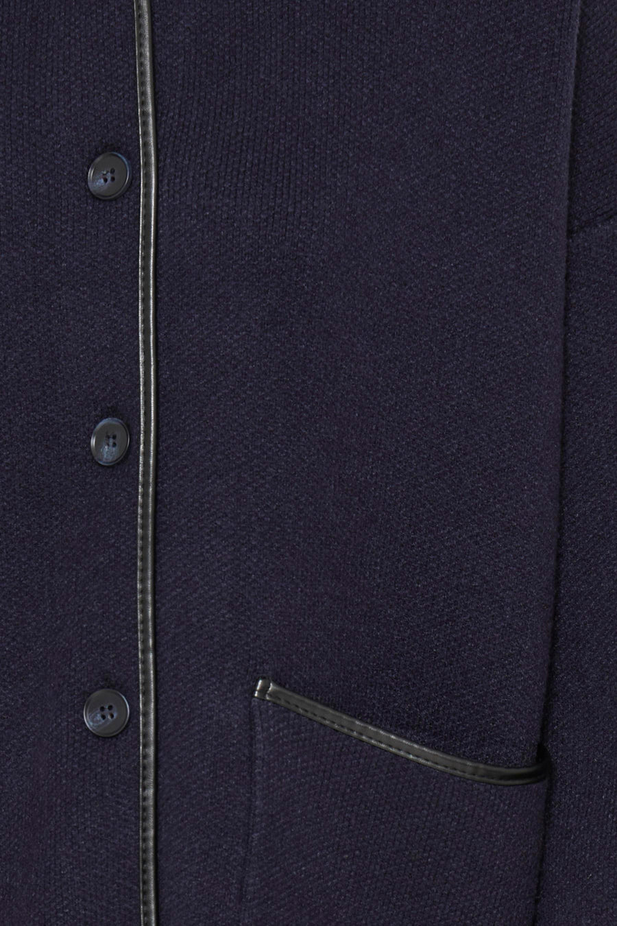 Gilet bleu en tricot texturé par Fransa®, boutons métalliques et bordure contrastante, vue rapprochée