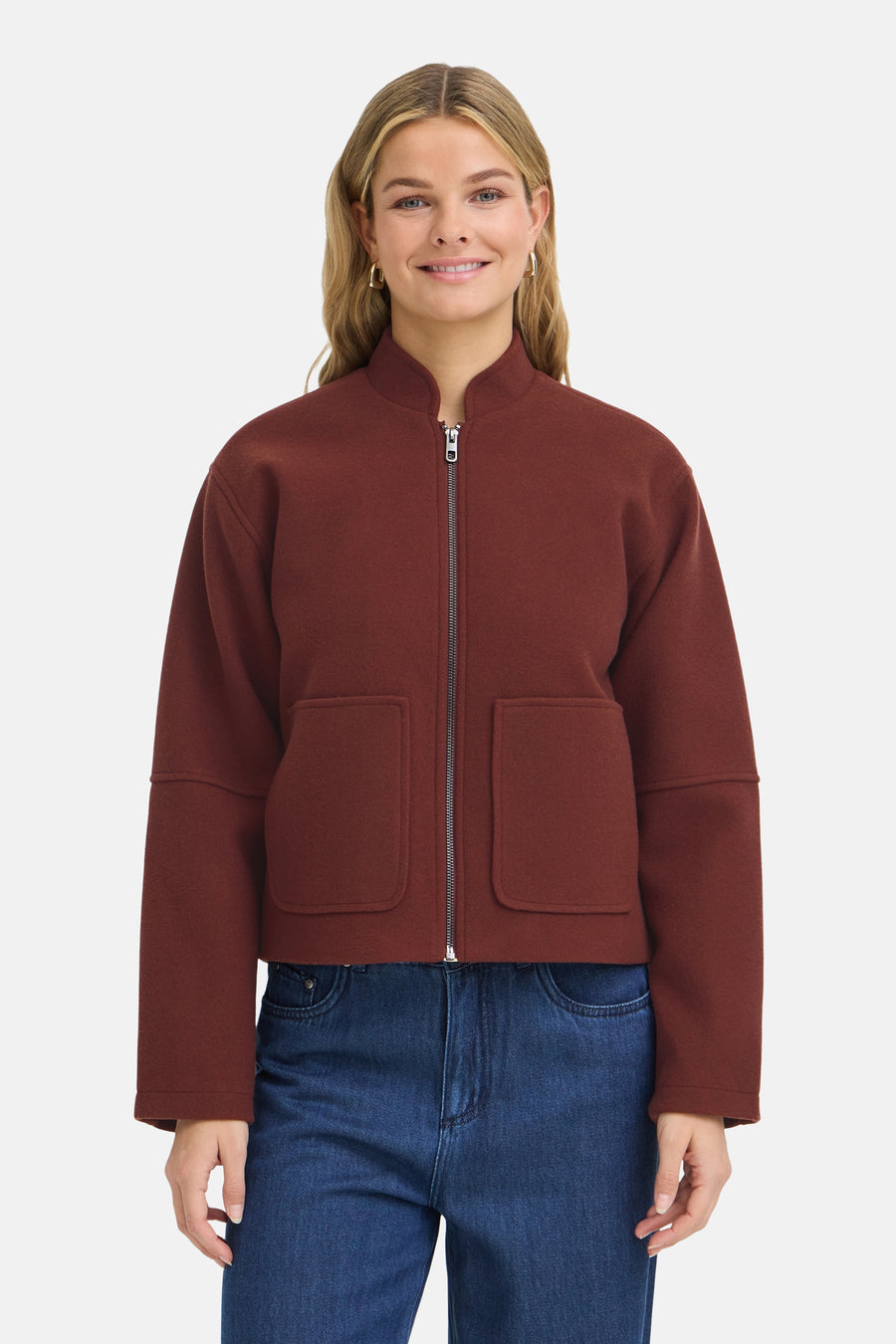 Veste courte marron par Fransa®, col montant, fermeture éclair argentée, poches avant, portée avec jeans bleus, vue de face