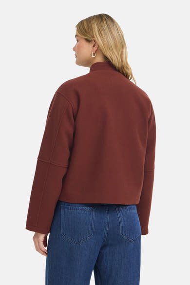 Veste courte marron par Fransa®, vue arrière, col montant, manches longues, tissu doux, portée avec jeans bleus