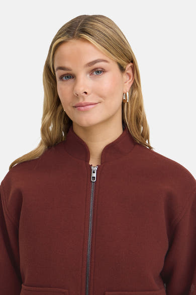 Veste courte marron par Fransa®, col montant, fermeture éclair argentée, vue de face sur modèle