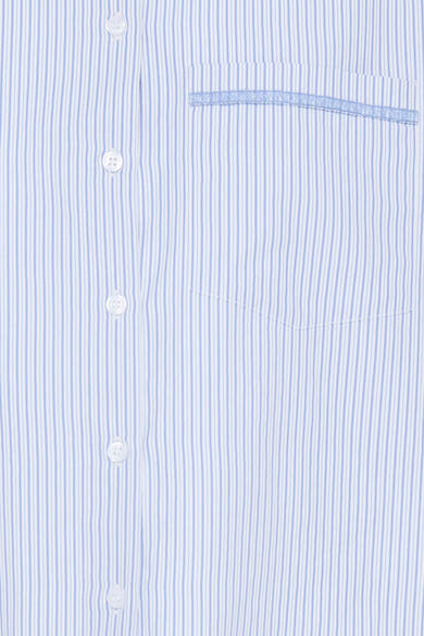 Détail d’un chemisier Fransa® bleu clair à fines rayures, avec boutons blancs et poche poitrine.