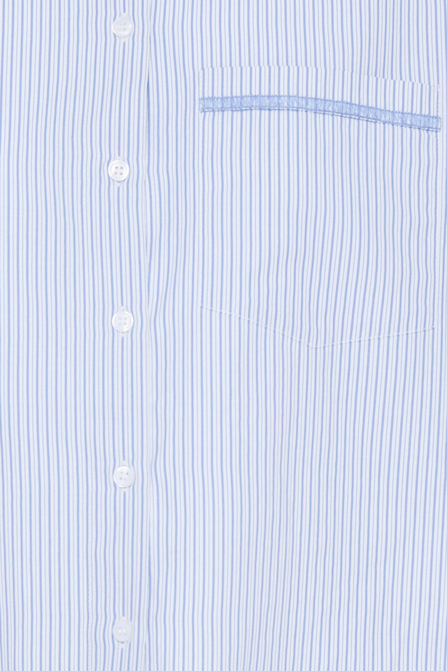 Détail d’un chemisier Fransa® bleu clair à fines rayures, avec boutons blancs et poche poitrine.