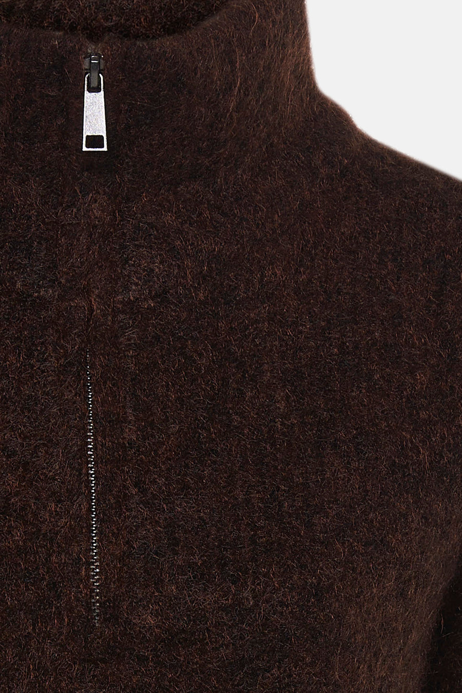 Gilet sans manches brun en matière texturée par Fransa®, zip argenté, vue rapprochée du col montant