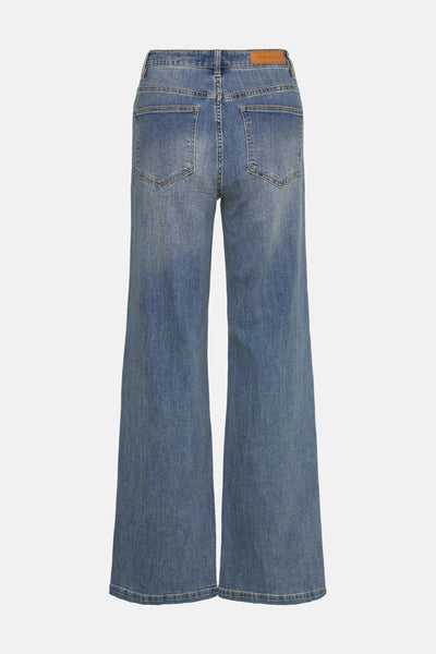Wijde spijkerbroek in middieblauw denim van FREEQUENT, met achterzakken en uitlopende pijpen.