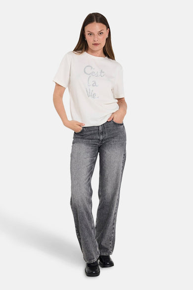 Wit T-shirt met korte mouwen van Freequent, met decoratieve opdruk op de voorkant, gedragen met een grijze jeans.