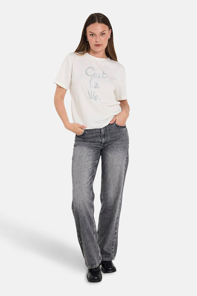 Wit T-shirt met korte mouwen van Freequent, met decoratieve opdruk op de voorkant, gedragen met een grijze jeans.