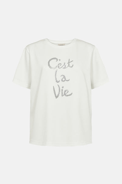 T-shirt blanc à manches courtes de FREEQUENT avec l'inscription "C'est la vie" argentée.