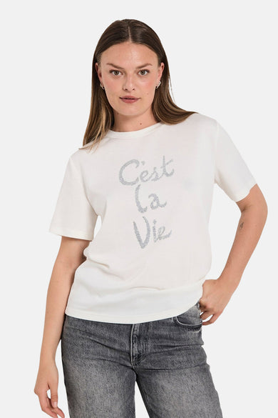 Wit T-shirt met korte mouwen van FREEQUENT, met de tekst "C'est la vie" in zilver.