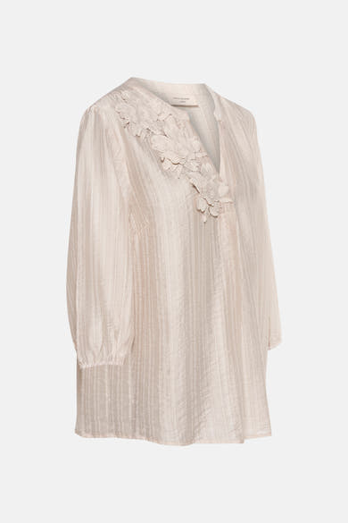 Beige blouse van FREEQUENT met V-hals versierd met decoratieve bloemen, driekwartmouwen.