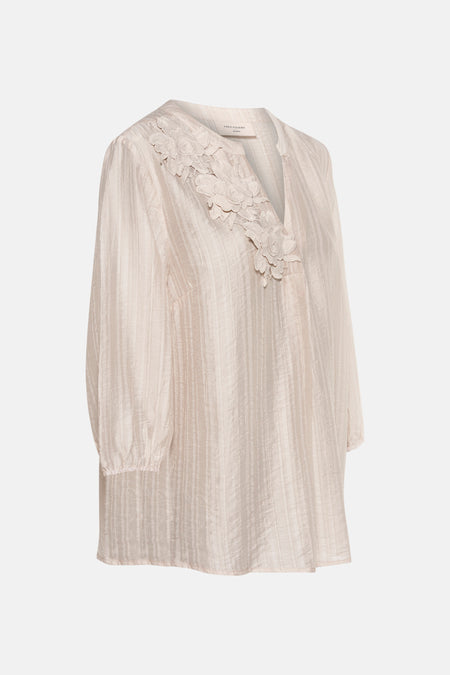 Beige blouse van FREEQUENT met V-hals versierd met decoratieve bloemen, driekwartmouwen.