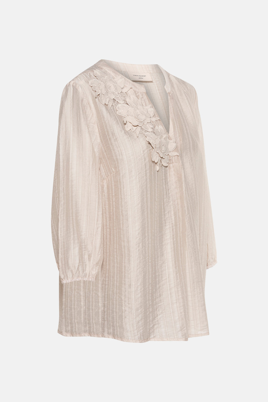 Beige blouse van FREEQUENT met V-hals versierd met decoratieve bloemen, driekwartmouwen.