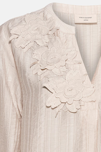 Beige 3/4 blouse van FREEQUENT, met decoratieve bloemenborduursels en een fijn gestructureerde geribbelde textuur.