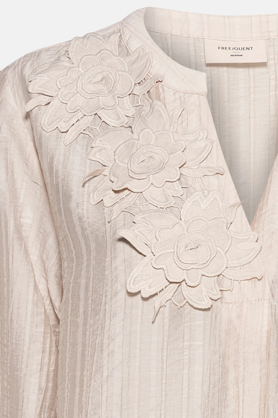 Beige 3/4 blouse van FREEQUENT, met decoratieve bloemenborduursels en een fijn gestructureerde geribbelde textuur.