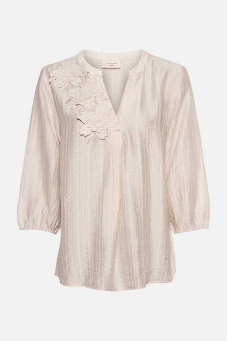 Beige blouse van FREEQUENT met geborduurde bloemenpatronen op de voorkant en driekwartmouwen.