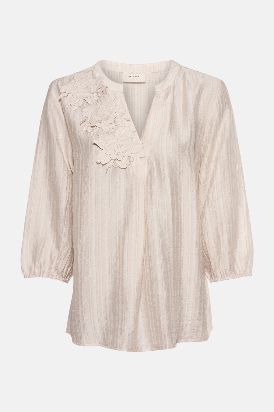 Beige blouse van FREEQUENT met geborduurde bloemenpatronen op de voorkant en driekwartmouwen.