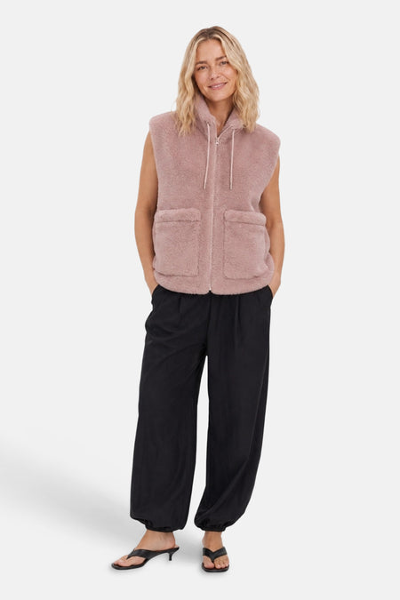Bodywarmer rose sans manches à capuche et fermeture zippée, porté par un mannequin, FREEQUENT