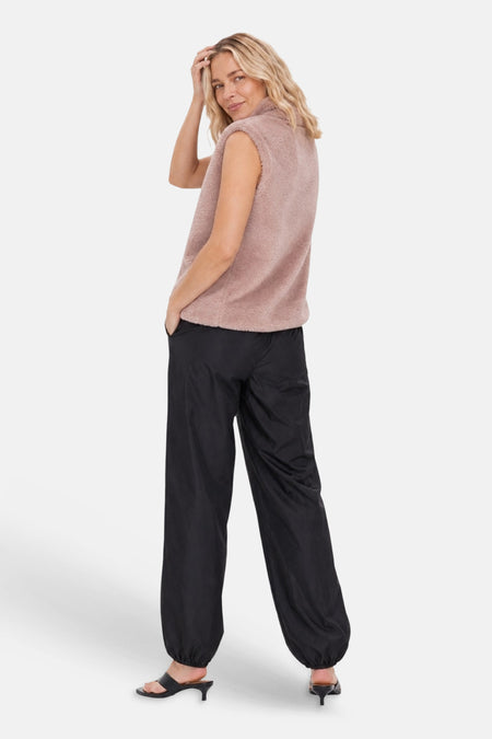 Femme portant un bodywarmer rose FREEQUENT, vue de dos, avec un pantalon noir.