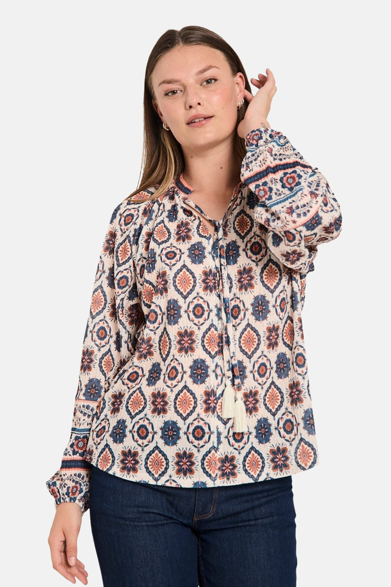 Blouse à manches longues multicolore de FREEQUENT, à motifs cachemire, avec des cordons à pompons.