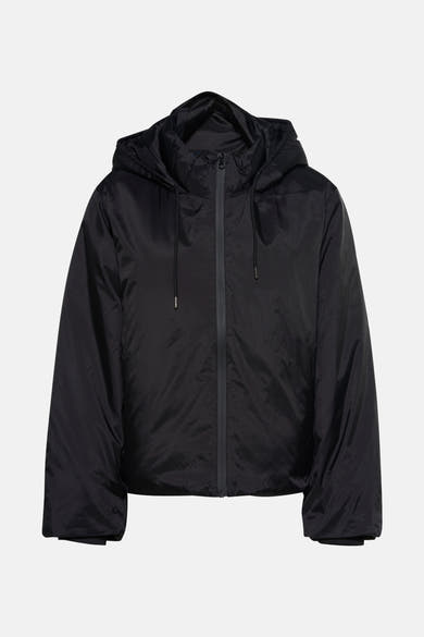Veste courte noire de FREEQUENT avec capuche et fermeture éclair sur fond blanc.