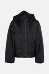 Veste courte noire de FREEQUENT avec capuche et fermeture éclair sur fond blanc.