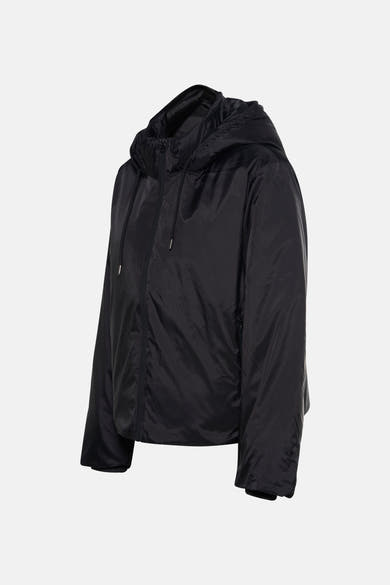 Veste courte noire de Freequent, avec capuche et fermeture éclair, sur fond neutre.