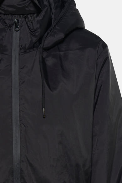 Veste courte noire de FREEQUENT, avec capuche, fermeture éclair et cordon de serrage.