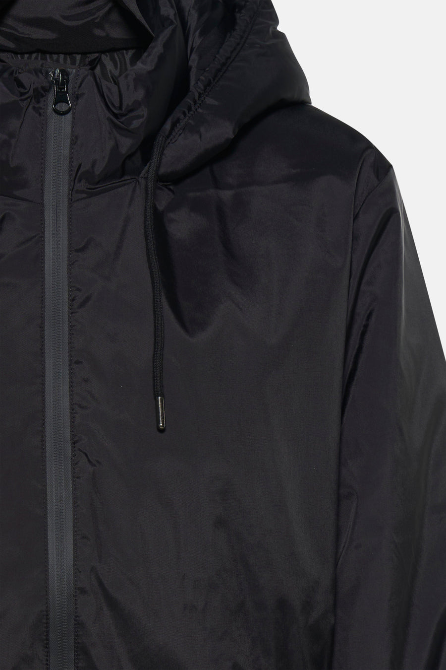 Veste courte noire de FREEQUENT, avec capuche, fermeture éclair et cordon de serrage.