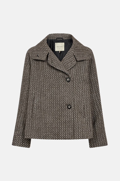 Veste courte taupe de FREEQUENT, à motif chevron, avec fermeture à deux boutons.