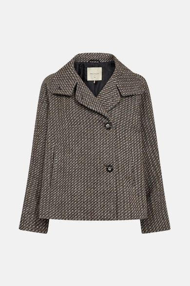 Veste courte taupe de FREEQUENT, à motif chevron, avec fermeture à deux boutons.