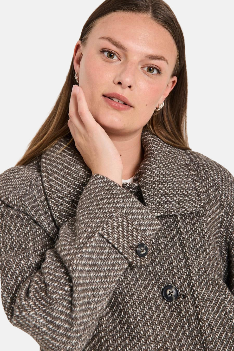 Veste courte taupe de FREEQUENT, à motif chevrons et double boutonnage.