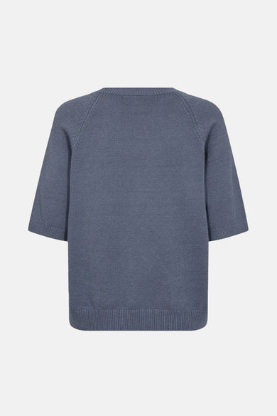 Pull à col rond bleu de FREEQUENT, manches courtes et coupe droite, sur fond clair.

