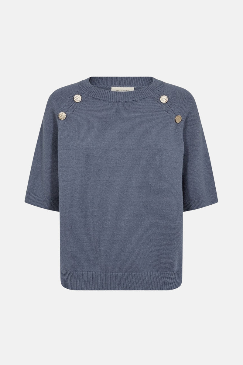 Pull bleu à col rond de FREEQUENT, orné de boutons décoratifs dorés sur les épaules.
