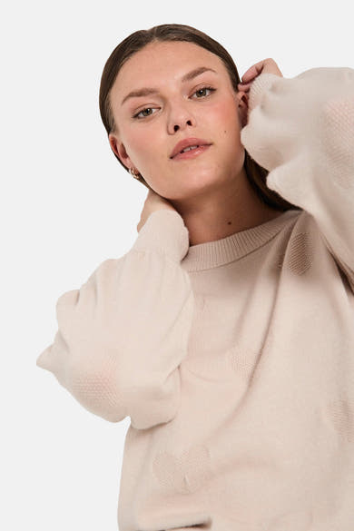 Pull à col rond beige de FREEQUENT, avec motif en forme de cœur ton sur ton.