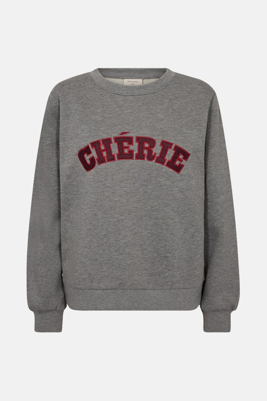 Sweat-shirt gris de FREEQUENT, avec l'inscription "Chérie" bordeaux en lettres appliquées.
