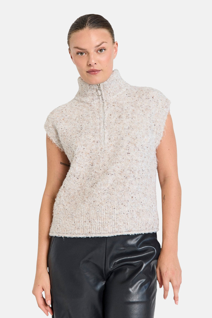 Beige gebreid hemdje van FREEQUENT, met opstaande kraag met rits en gespikkeld textuur.