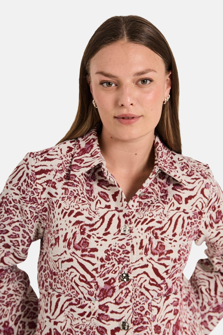 Korte meerkleurige jas van FREEQUENT met een bordeauxrode en crèmekleurige dierenprint en decoratieve knopen.