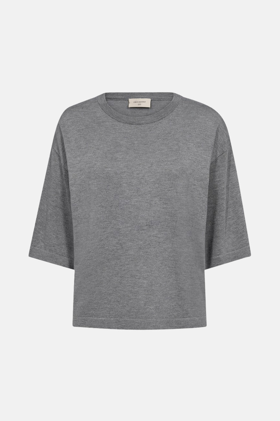 Pull à col rond gris de FREEQUENT, en maille texturée, avec des manches courtes.