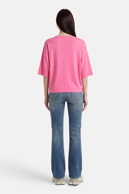 Pull à col rond rose de FREEQUENT, porté avec un jean évasé, vue de dos.