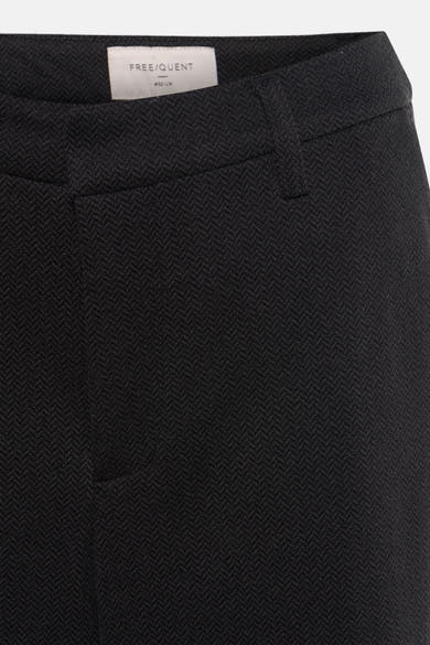 Grijze kostuumbroek van FREEQUENT, met subtiel visgraatpatroon en slim fit.