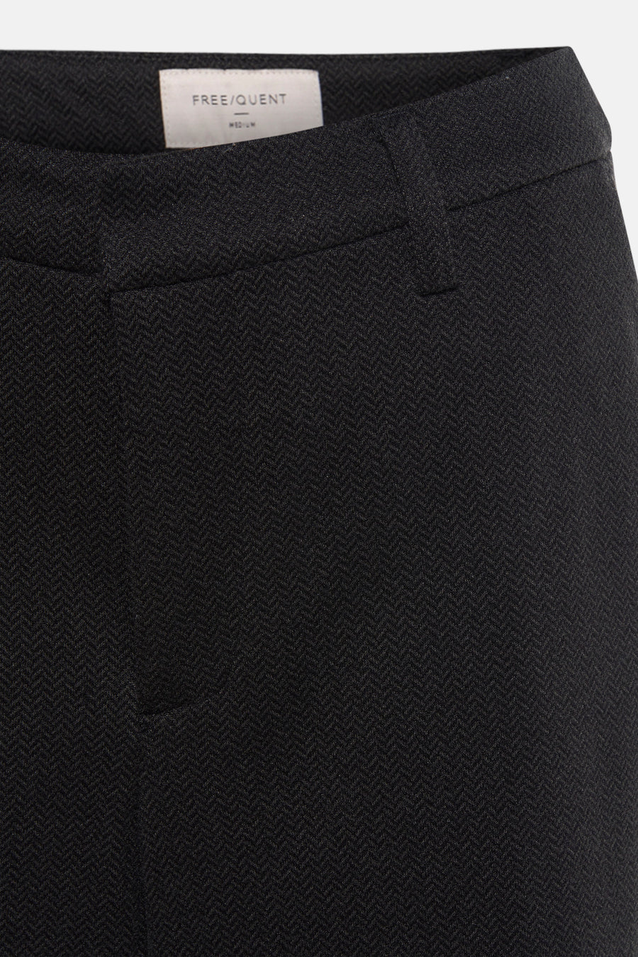 Grijze kostuumbroek van FREEQUENT, met subtiel visgraatpatroon en slim fit.